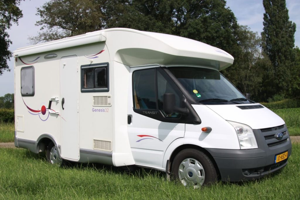 Camping-car profilé chez un concessionnaire, illustration du budget annuel d’un camping-car